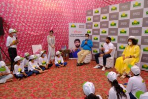 Ravi Dahiya interacting with Shiksha Na Ruke students