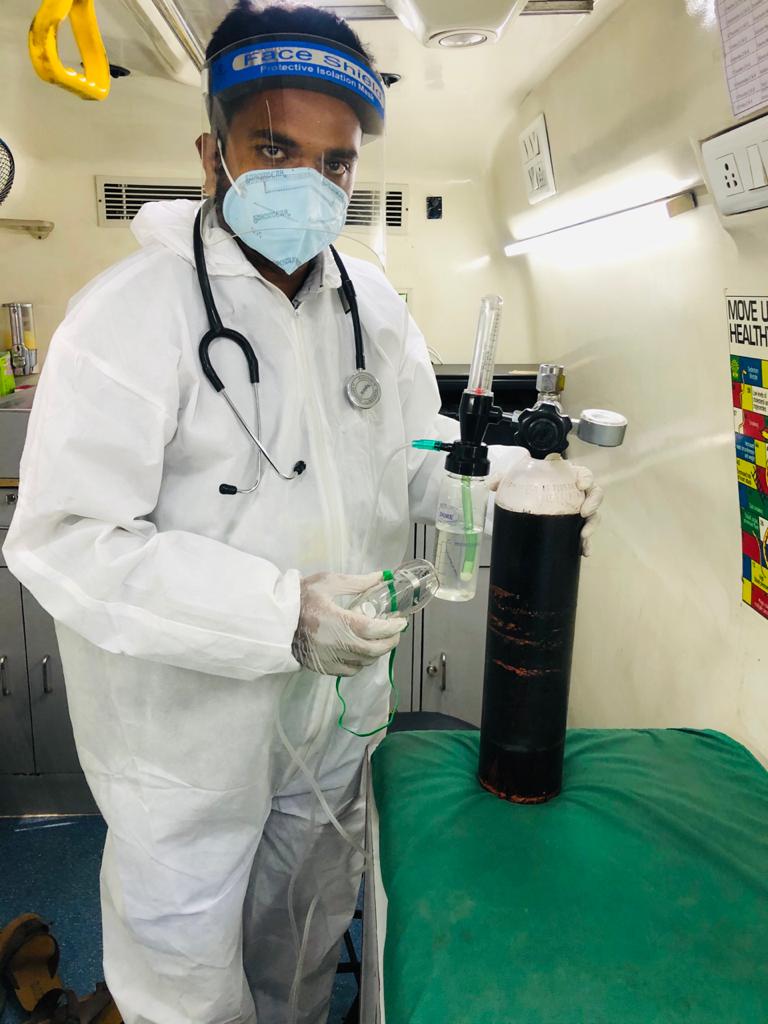 A Smile Foundation volunteer with an oxygen cylinder for Covid patients