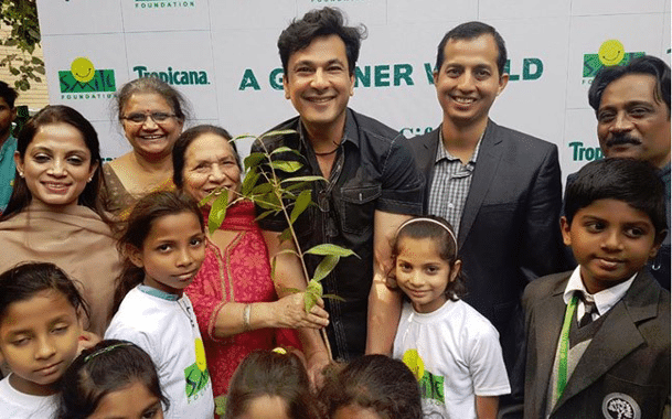 Chef Vikas Khanna plants trees to fight air pollution, while launching ...